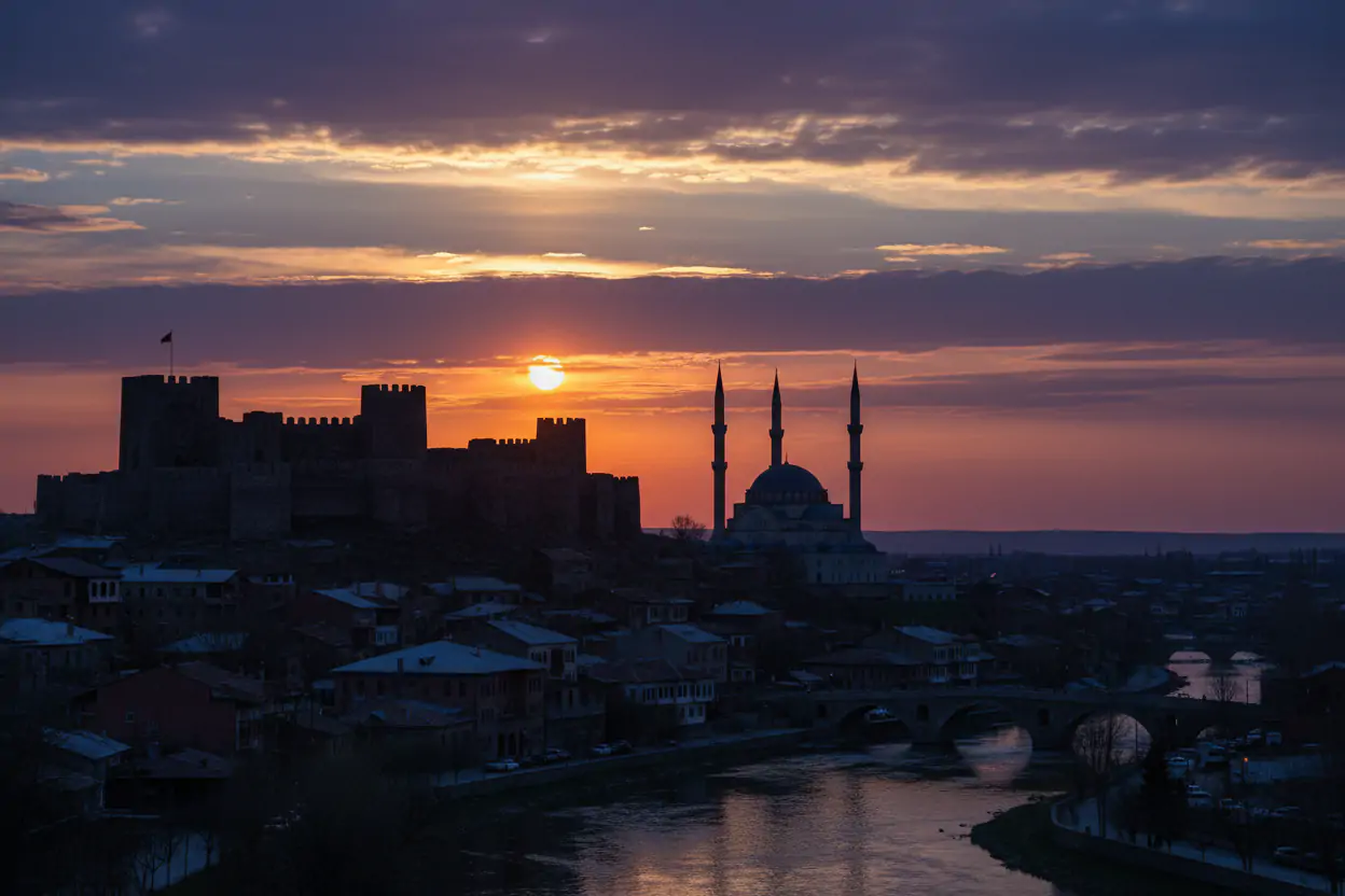 Kars Gezilecek Yerler: Ebu’l Hasan Harakani Türbesi Rehberi