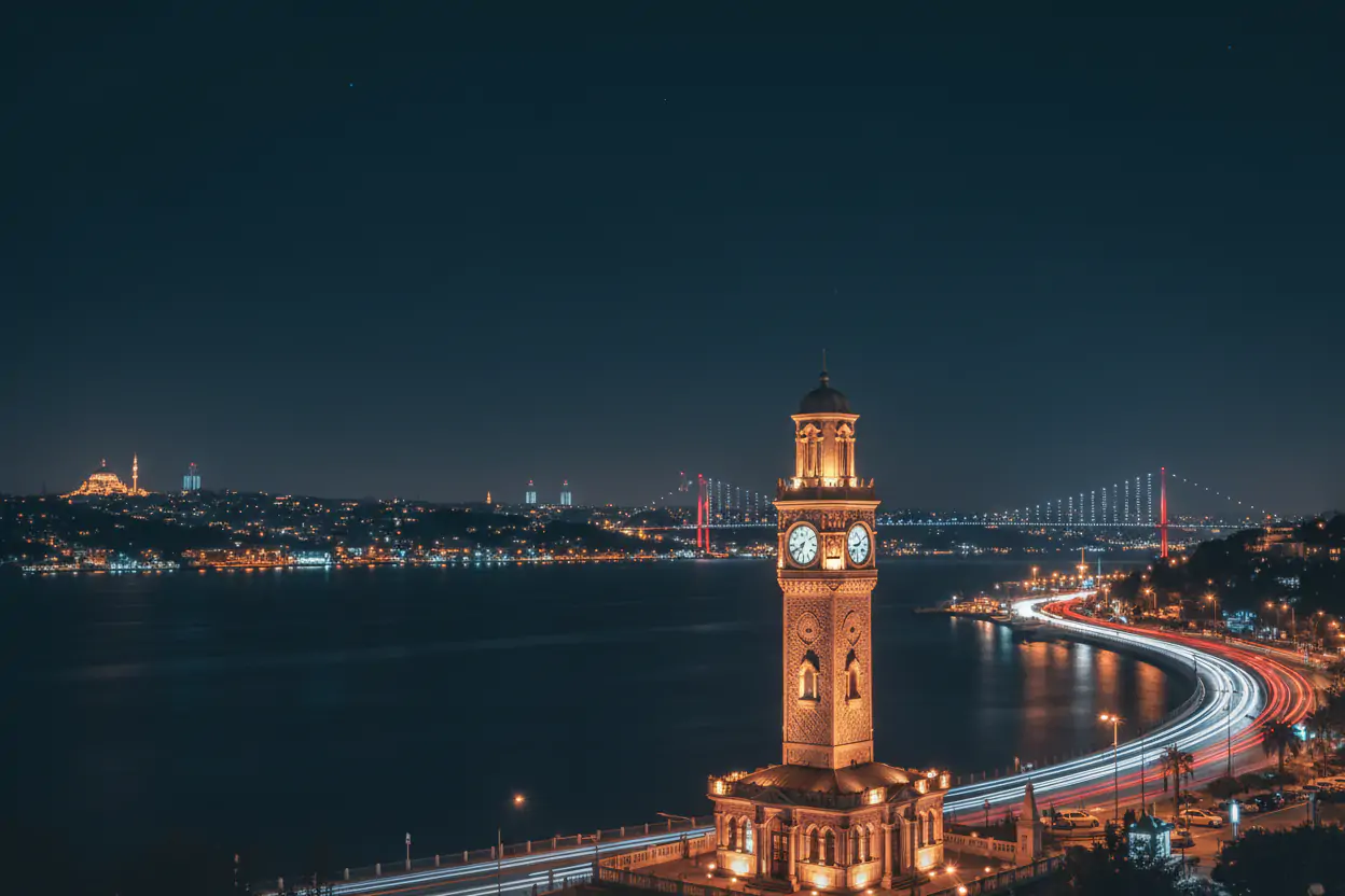 Dolmabahçe Saat Kulesi: İstanbul Gezilecek Yerler